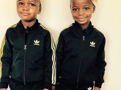 Мадонна продемонструвала, як грається з близнюками-африканками, яких удочерила