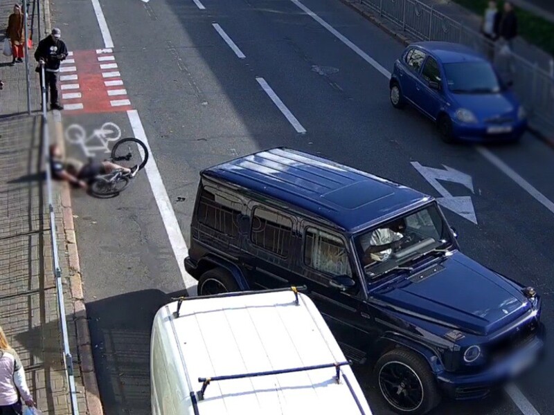 У Києві жорстоко побили велосипедиста через його зауваження щодо зупинки. Затримали водія Mercedes. Відео