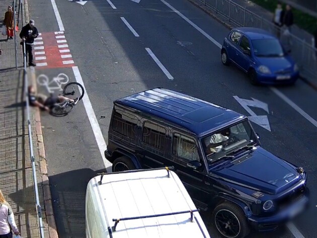 У Києві жорстоко побили велосипедиста через його зауваження щодо зупинки. Затримали водія Mercedes. Відео