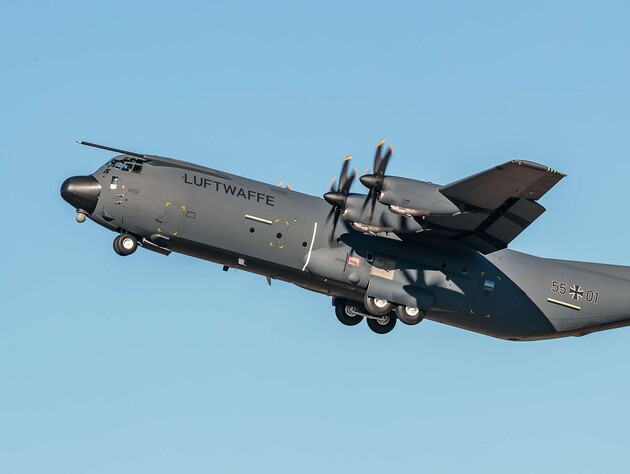 В Германии военный самолет обстреляли пиротехникой