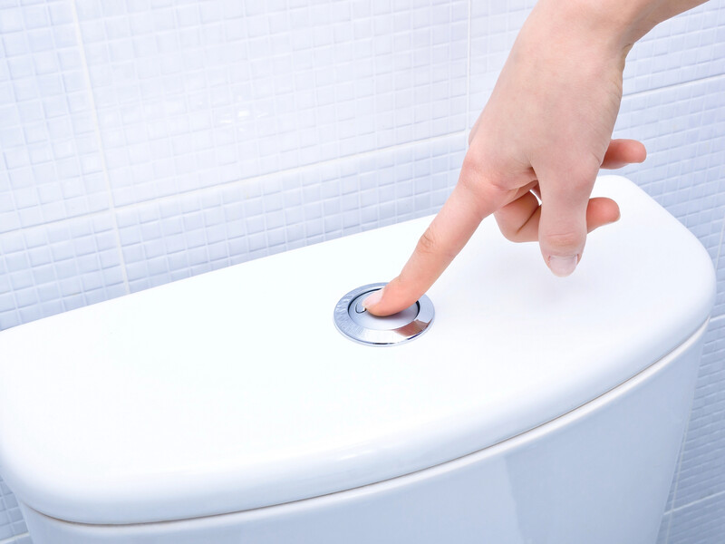 Каждый раз сливается в три раза больше воды, чем нужно. Как правильно использовать смыв в унитазе