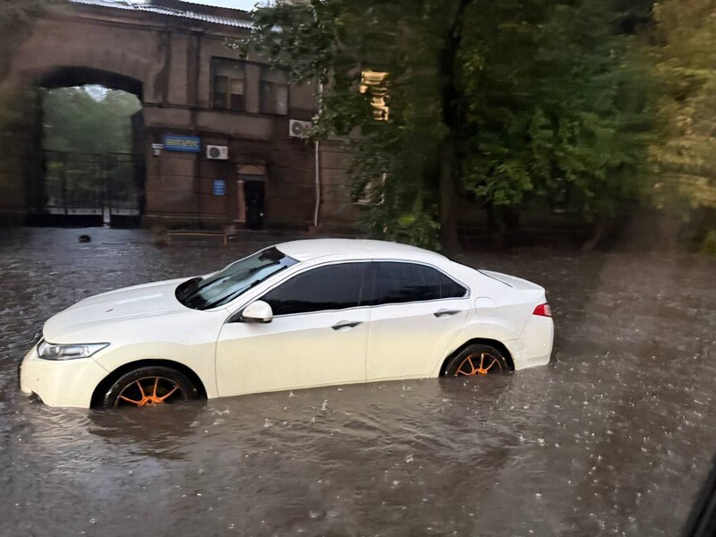 Потоп в Одесі. Людей збивало водою з ніг, кіоски плавали вулицями. Фото, відео