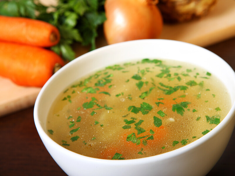 Сделайте это с овощами – и бульон будет очень вкусный и ароматный. Секретный лайфхак стал хитом в сети