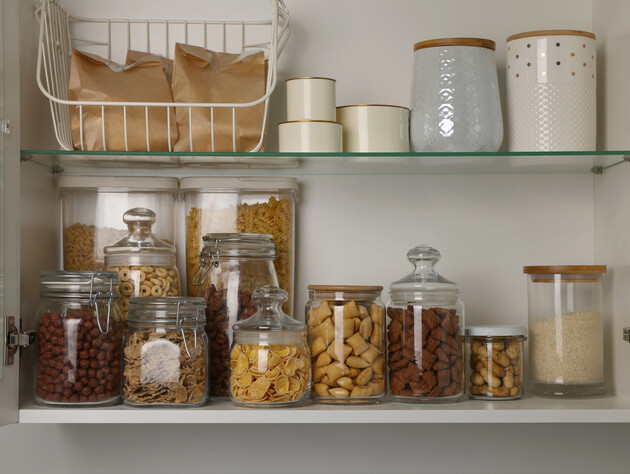 Киньте це в банку – і не доведеться виносити крупи на смітник. Секретний захист від жуків-шкіроїдів