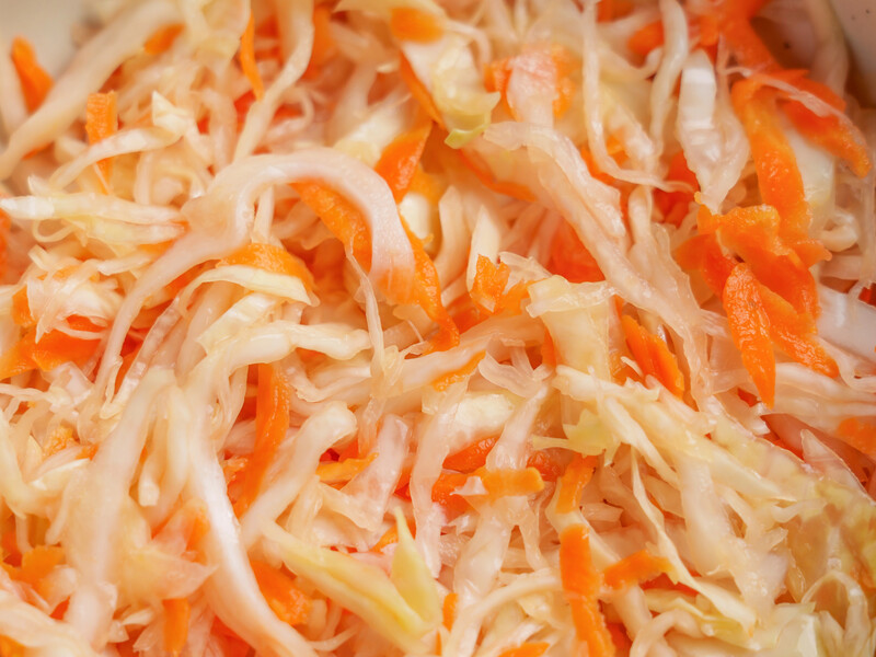 Всего три дня – и целая гора вкусной и очень хрустящей квашеной капусты готова. Быстрый рецепт