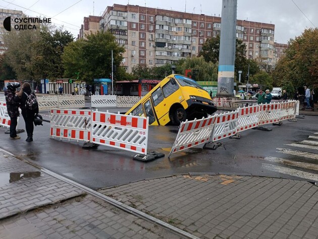 В Одесі після потопу дістали маршрутку з-під землі. Це перехрестя вже 