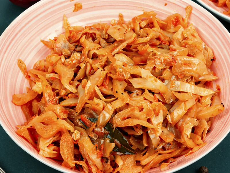 Добавьте это – и тушеная капуста получится невероятно вкусной и мягкой. Простой и быстрый рецепт