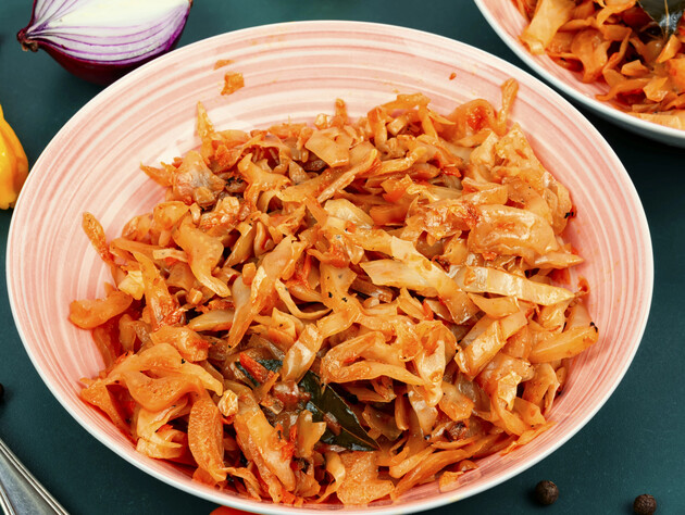 Добавьте это – и тушеная капуста получится невероятно вкусной и мягкой. Простой и быстрый рецепт