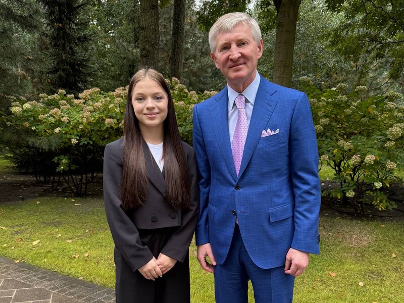 Девочка, потерявшая ноги во время обстрела Краматорска, встретилась с Ринатом Ахметовым – ФК "Шахтер"