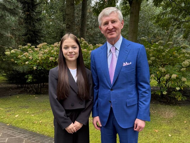 Дівчина, яка втратила ноги під час обстрілу Краматорська, зустрілася з Рінатом Ахметовим – ФК 