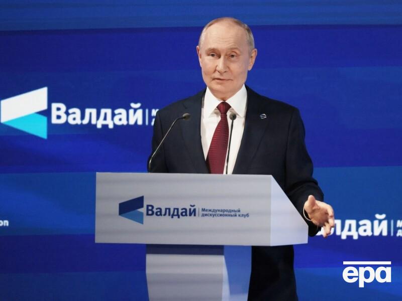 "Девушки в бары приходят в кокошниках". Путин ответил, как россияне переживают войну