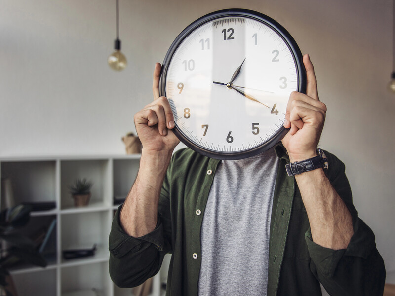 Когда осенью нужно переводить стрелки часов и в какую сторону