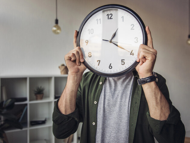 Коли восени потрібно переводити стрілки годинника й у який бік