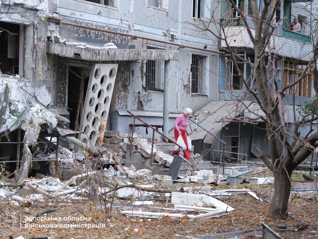 РФ нанесла более 10 ударов по Запорожью. В городе перебои со светом и водой, повреждены дома, есть жертва