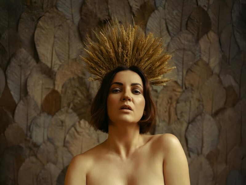 Цибульська знялася без білизни й одягу, прикрившись живою куркою. Максимально відверті фото