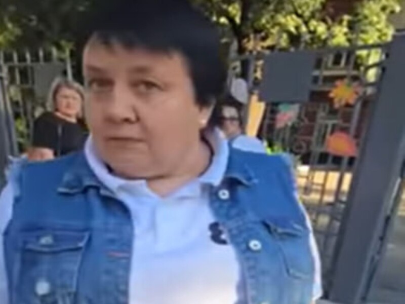 Куди зникла директорка школи у джинсовій жилетці, яка не пускала дітей у шортах на уроки