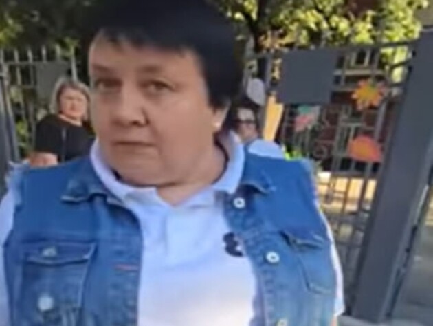 Куди зникла директорка школи у джинсовій жилетці, яка не пускала дітей у шортах на уроки