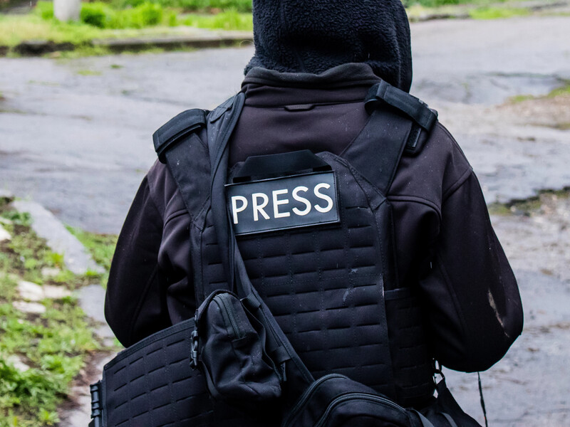 Прицільний удар FPV-дрона. Росіяни вбили французького журналіста й поранили українського