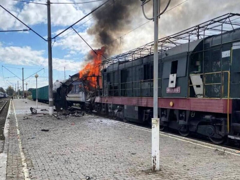 РФ ударила по пассажирскому поезду "Шостка – Киев", ранены десятки человек. Видео