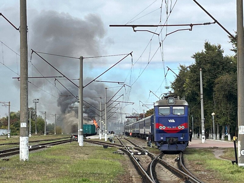 "Только сила". Зеленский обратился к Западу после обстрела поездов в Шостке