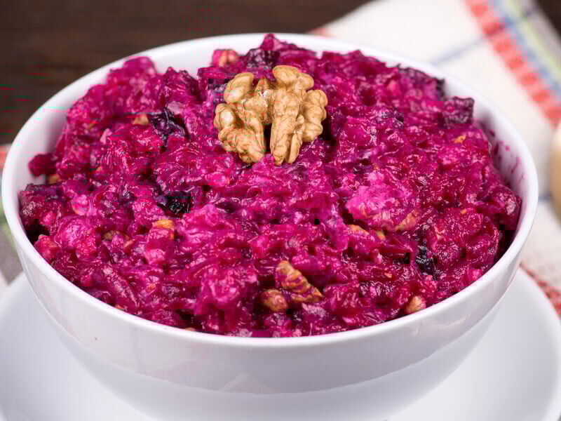 Натрите вареную свеклу, добавьте это – и невероятно простой салат удивит вкусом. Быстрый рецепт