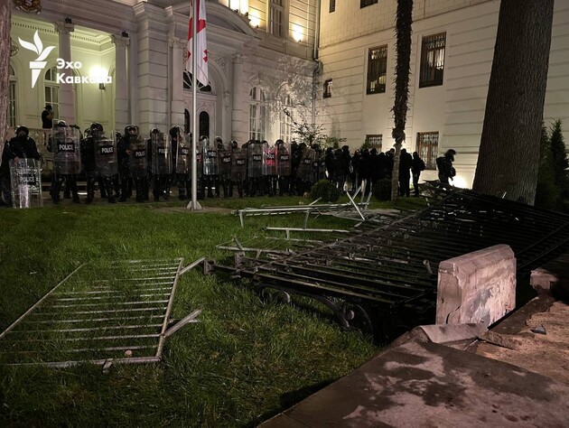 Сутички, водомети, барикади. У Тбілісі протестувальники штурмують президентський палац. Відео