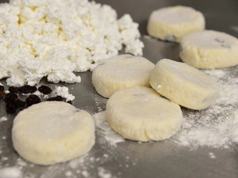 Додайте в тісто тільки це – і сирники ніколи не розповзуться на сковороді. 10 кулінарних секретів