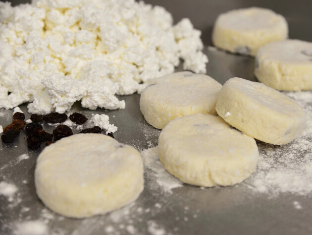 Додайте в тісто тільки це – і сирники ніколи не розповзуться на сковороді. 10 кулінарних секретів