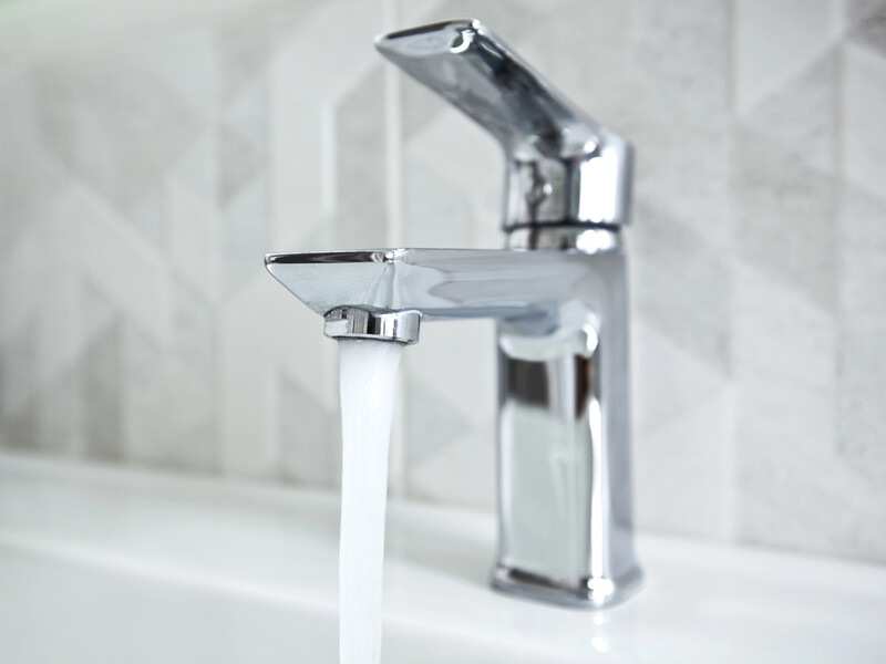 Просто натрите этим кран – и налет исчезнет на глазах. Лучший лайфхак для блестящей сантехники