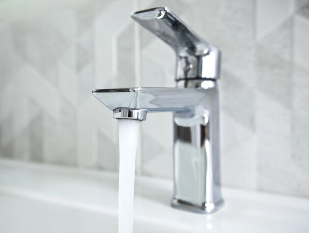 Просто натрите этим кран – и налет исчезнет на глазах. Лучший лайфхак для блестящей сантехники