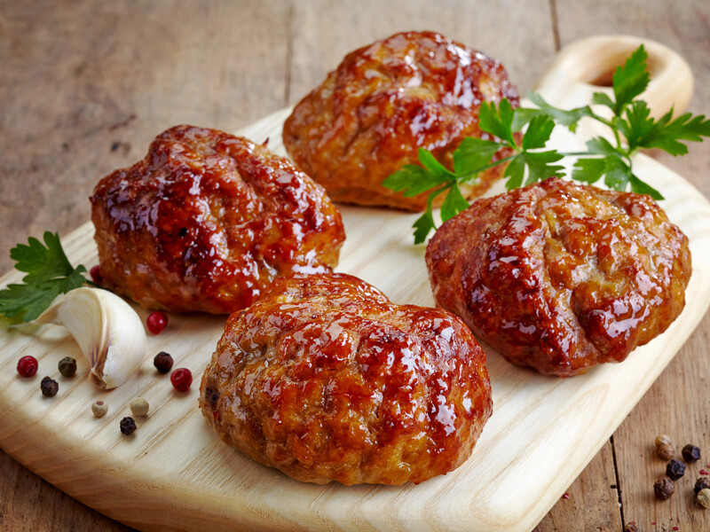 Этот простой ингредиент сделает котлеты невероятно сочными. Добавьте его