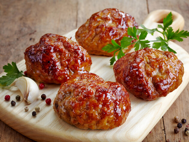 Этот простой ингредиент сделает котлеты невероятно сочными. Добавьте его