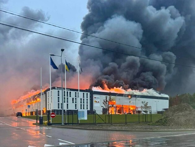 РФ масовано атакувала Львів ударними дронами й ракетами. Місто частково без світла, горить парк