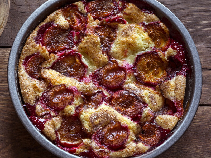 Такий сливовий пиріг роблять за кілька кроків – просто вилийте у форму це тісто