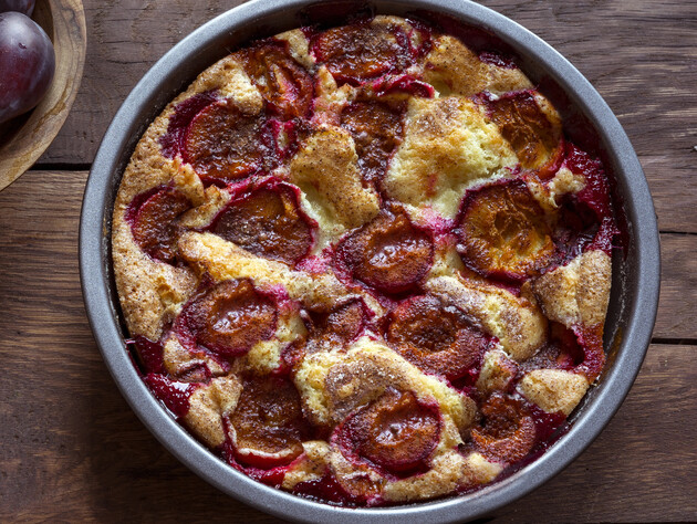 Такий сливовий пиріг роблять за кілька кроків – просто вилийте у форму це тісто