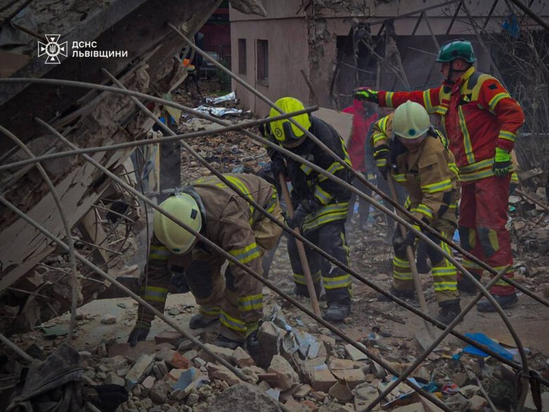 Обстріл передмістя Львова. Під завалами зруйнованого будинку можуть бути люди – Клименко