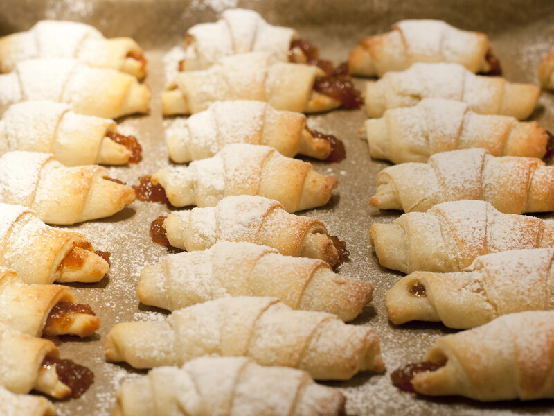 Загорніть варення в це тісто із трьох інгредієнтів – і рогалики вийдуть дуже смачними. Швидкий рецепт