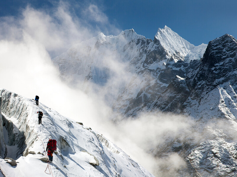 Майже 1 тис. людей опинилася в пастці на Евересті через негоду