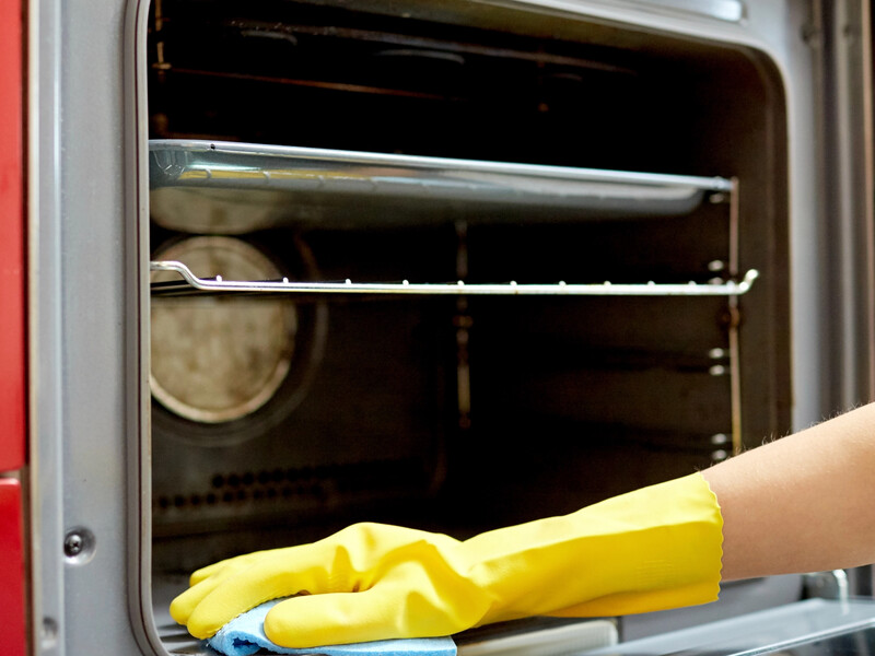 Щоб ідеально відмити духовку, недостатньо просто розбризкати засіб – обов'язково зробіть це