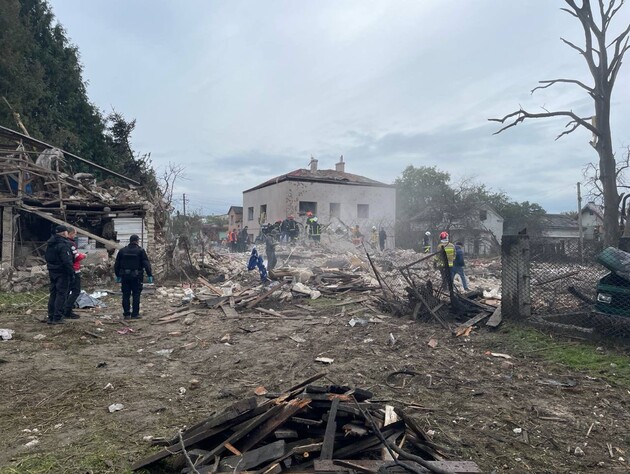 Возле Львова в результате атаки РФ погибли два человека. Из-за обстрела есть задержки поездов