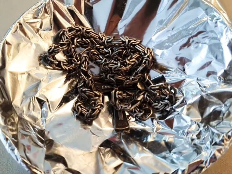 Для наиболее действенного метода чистки серебра понадобятся фольга и сода – просто сделайте так