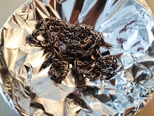 Для наиболее действенного метода чистки серебра понадобятся фольга и сода – просто сделайте так