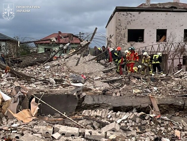 Кількість загиблих унаслідок атаки РФ біля Львова зросла. Постраждалих знімали з верхніх поверхів і діставали з-під завалів