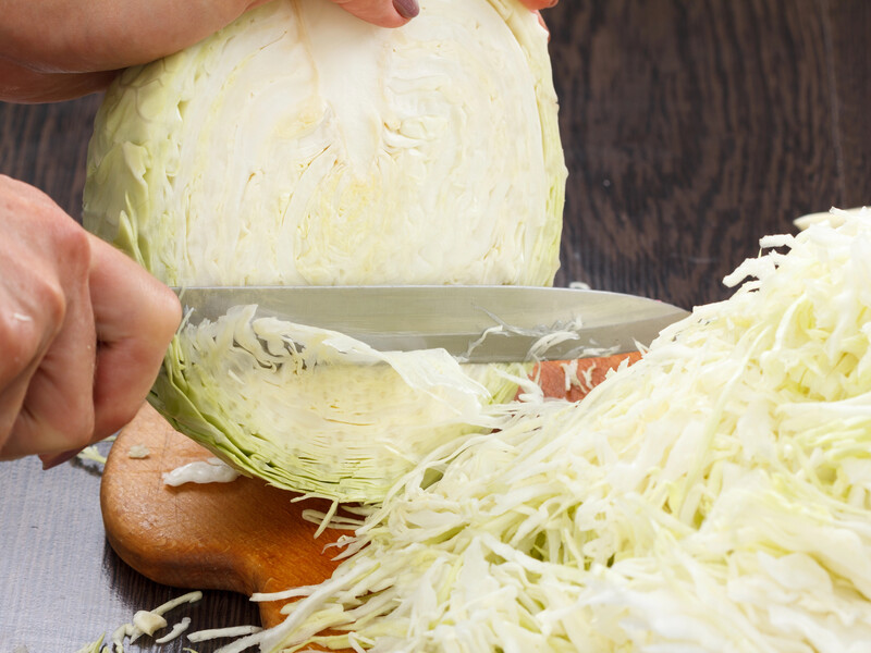 Зробіть це на початку – і квашена капуста ніколи не гірчитиме. Три секрети й точні пропорції солі