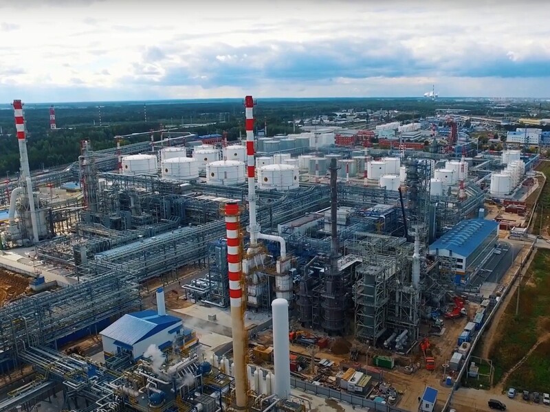 "Новый рекорд". Дроны впервые атаковали НПЗ в Тюменской области более чем в 2 тыс. км от границы Украины