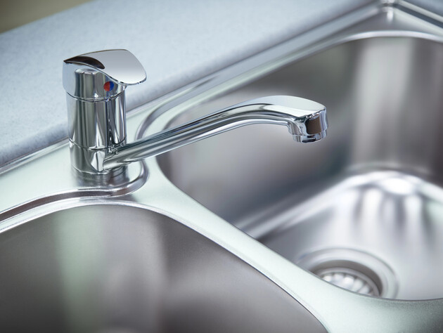 Этот продукт идеально отчистит кран от налета и ржавчины. Просто натрите им сантехнику