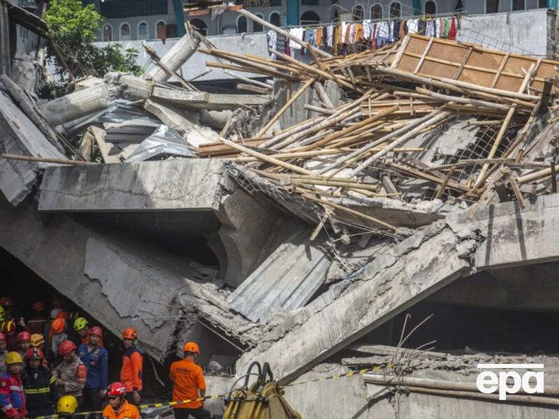 В Индонезии из-за незаконной достройки обрушилась школа, по меньшей мере 60 погибших. Фото