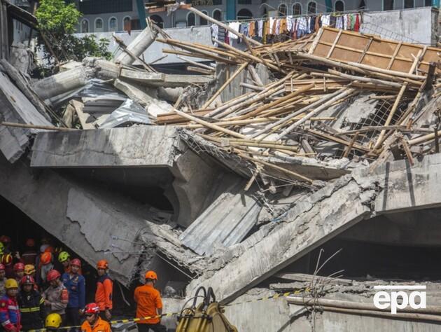 В Індонезії через незаконну добудову обвалилася школа, щонайменше 60 загиблих. Фото