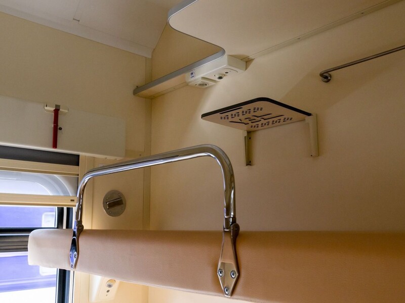 Ветеран з ампутацією руки змушений був їхати на верхній полиці в поїзді. Що сказали в 