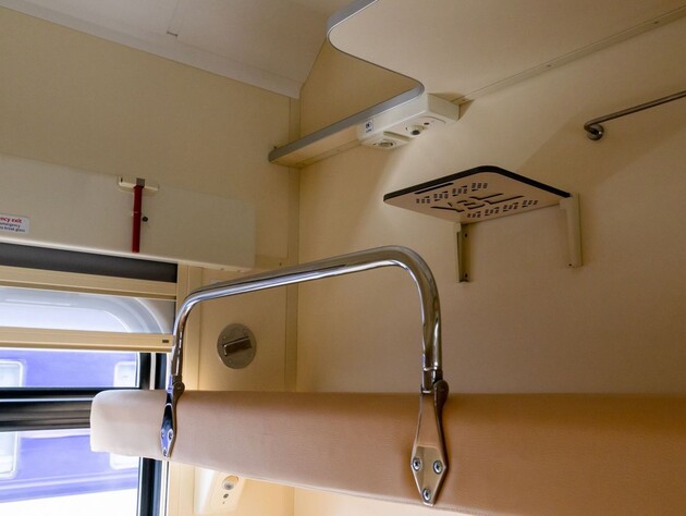 Ветеран з ампутацією руки змушений був їхати на верхній полиці в поїзді. Що сказали в 